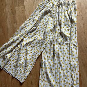Zara Kids White Smocked wide-legged pants with Yellow Floral Print size 11-12Y